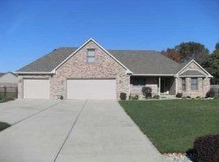 3862 S Sawmill Ct, New Palestine, IN 46163