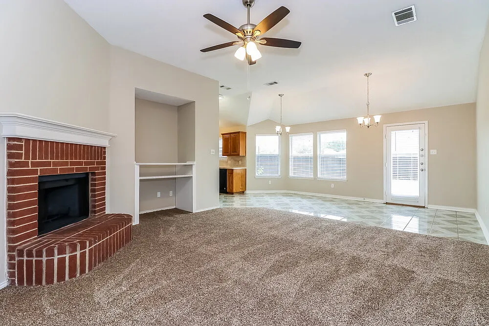 4 bed, 2.0 bath, 1610 sqft, $2,005 — Photo 4