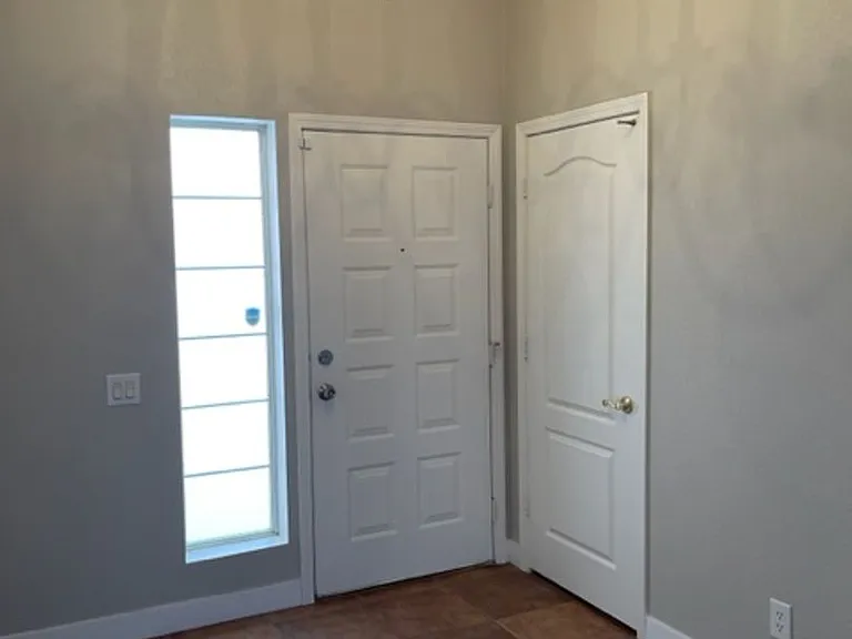 4334 Yorkwood Dr — Photo 2