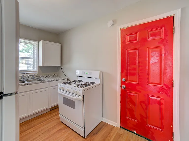 1020 E Apache St — Photo 8