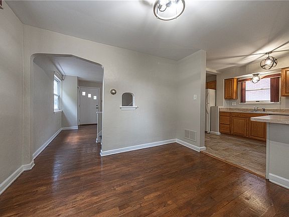 5th image of 36 Hempstead Ave