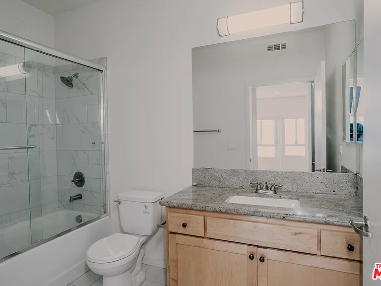 12132 Hart St #301 — Photo 22