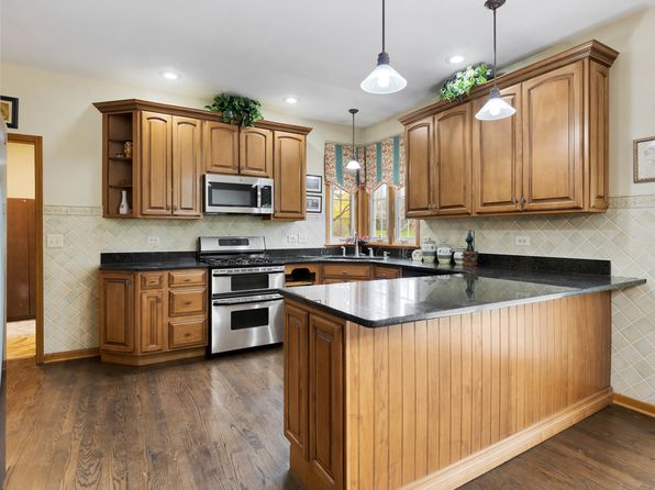 3520 Lakeview Dr, Algonquin, IL 60102