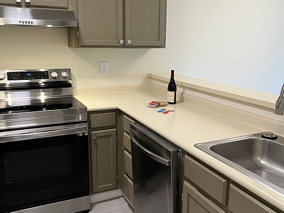 2nd image of 1410 Whitney Ave #115