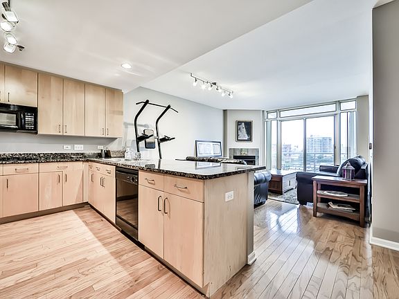 3rd image of 1515 S Prairie Ave Unit 716