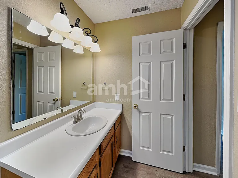 635 Cloverfield Ln — Photo 16