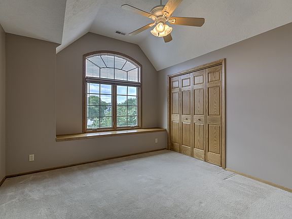 4th image of 1005 S 117th Ct