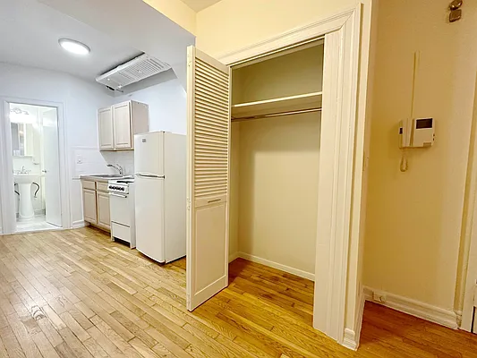 Rented by City Connections Realty | media 8