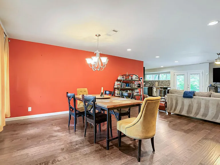 2606 Loyola Ln — Photo 4
