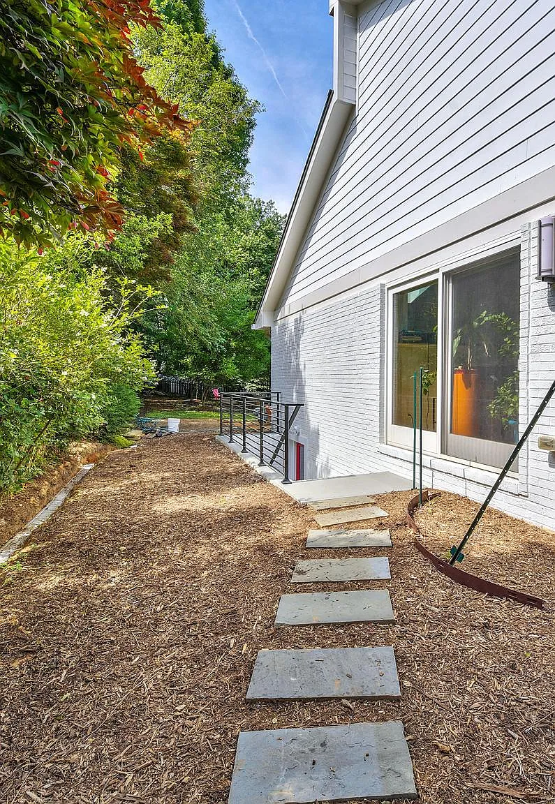 2 bed, 1100 sqft, $2,675 — Photo 3
