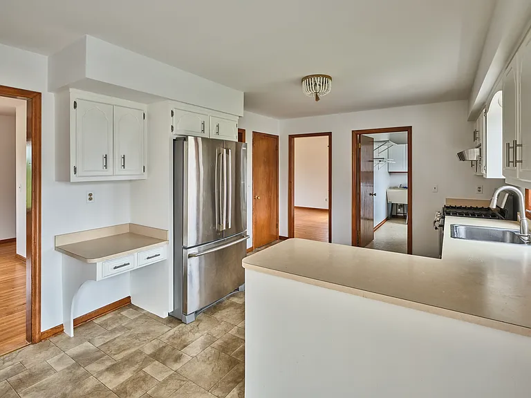 815 Clawson Ave — Photo 8