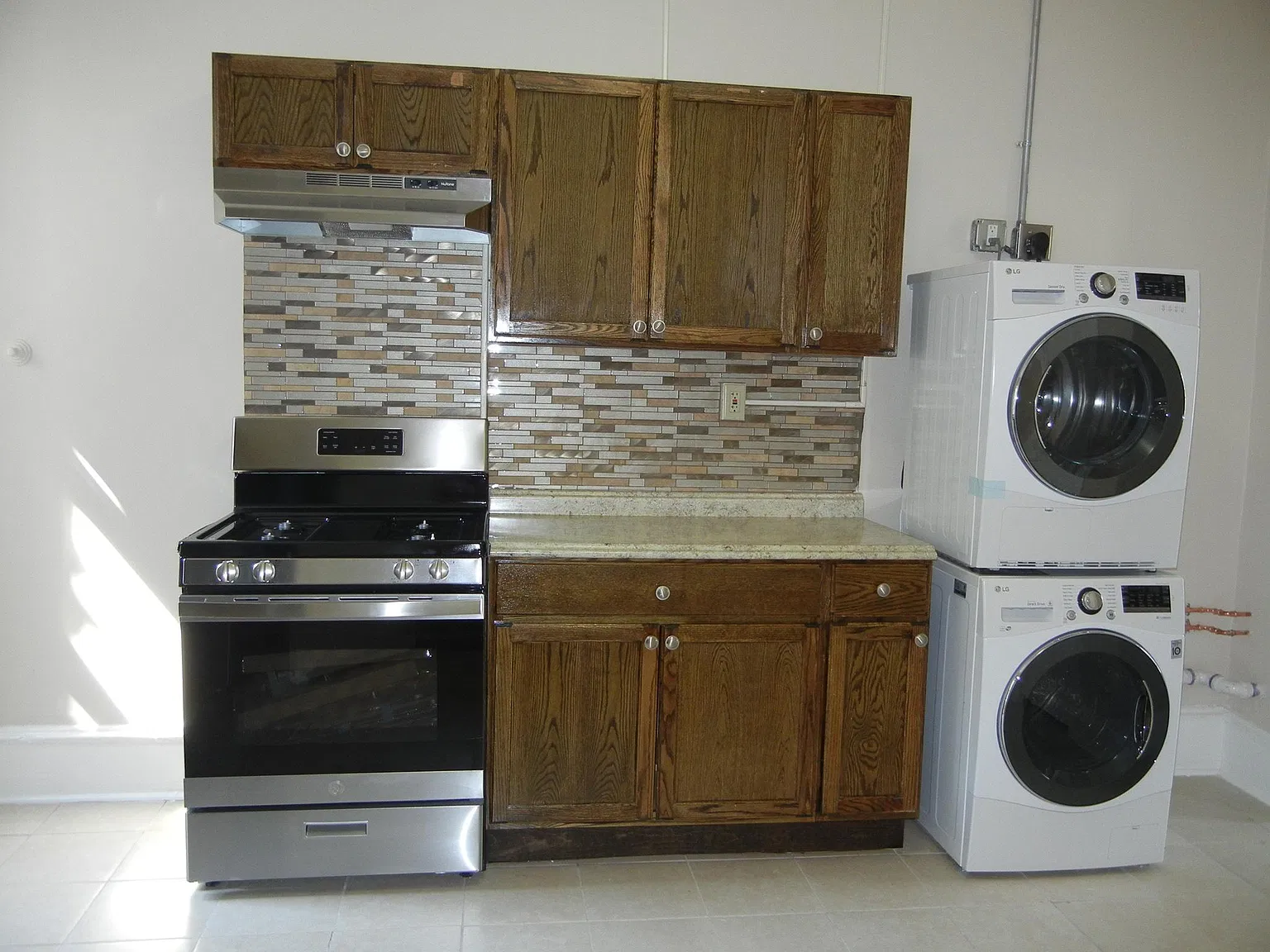 2 bed, 900 sqft, $1,350 — Photo 2