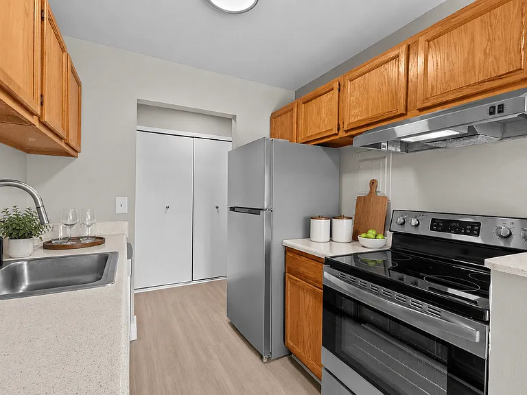 Sunnymede Apartments - Troy, MI — Photo 18