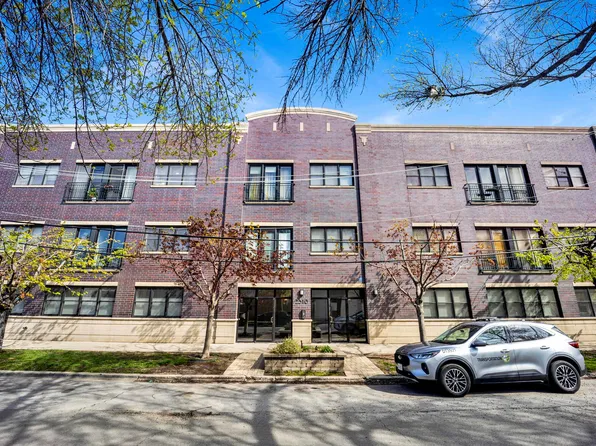 2310 W Nelson St APT 102, Chicago, IL 60618