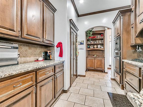 5th image of 2923 SE 5th St