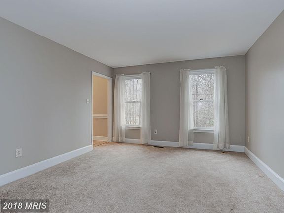 3rd image of 4940 Stonehurst Dr
