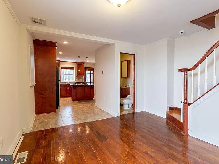 1439 E Oxford St — Photo 2