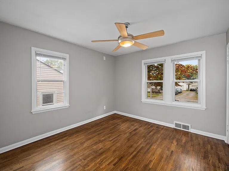 2607 Stanford Ave — Photo 4