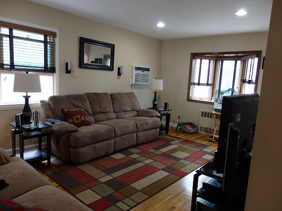 4th image of 558 N 11th St