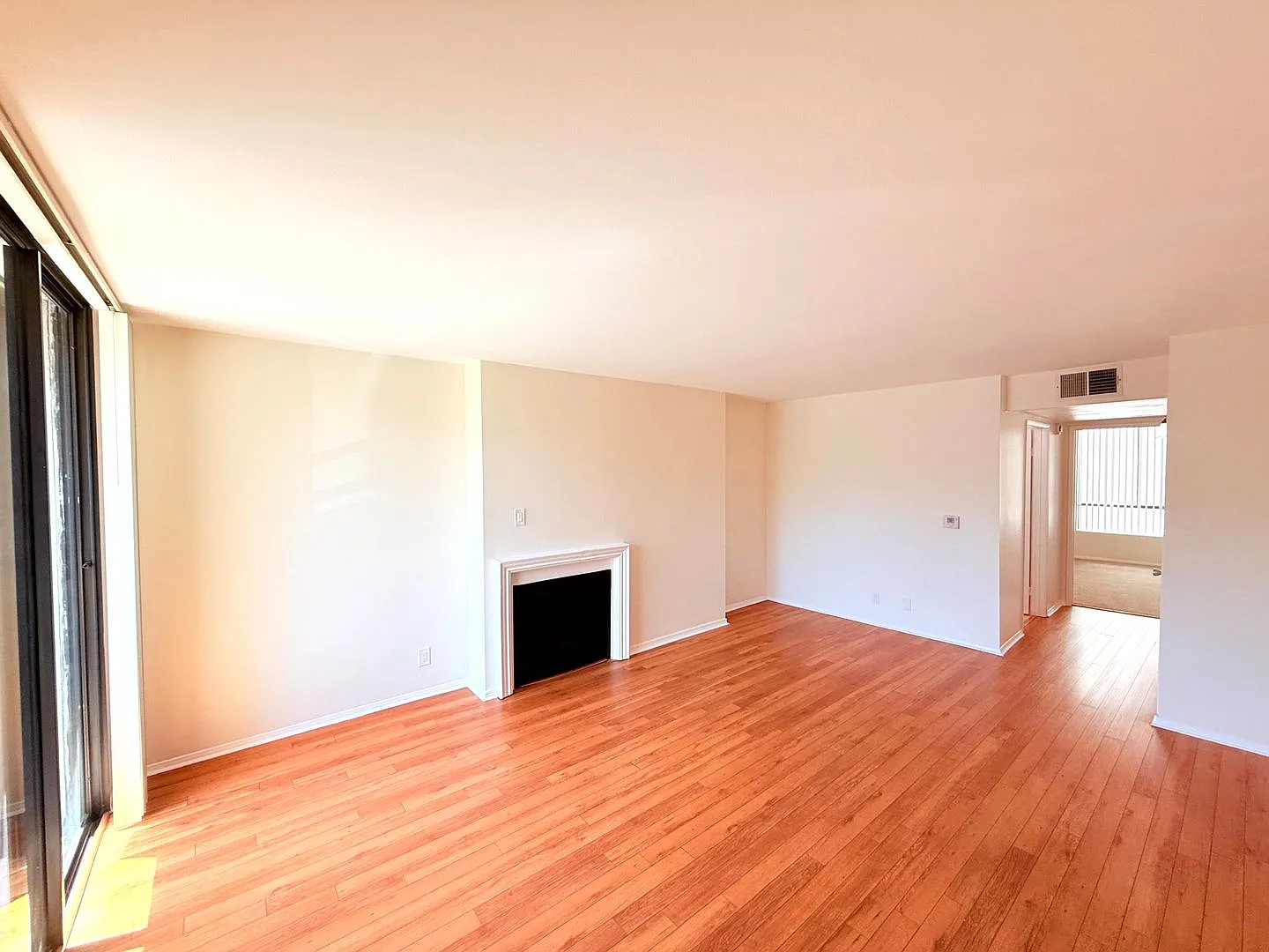 4202 Tujunga Ave — Photo 4