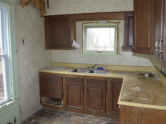 4th image of 110 Francis St