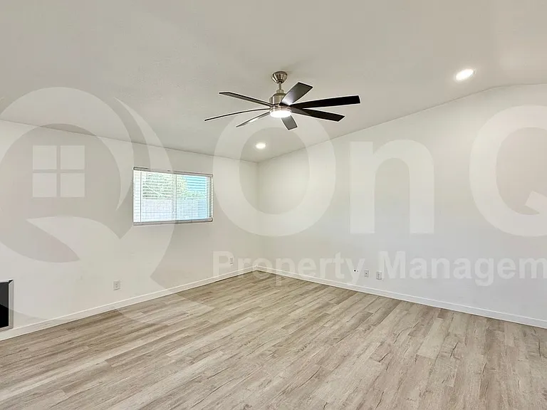 1653 N 69th Ave — Photo 19