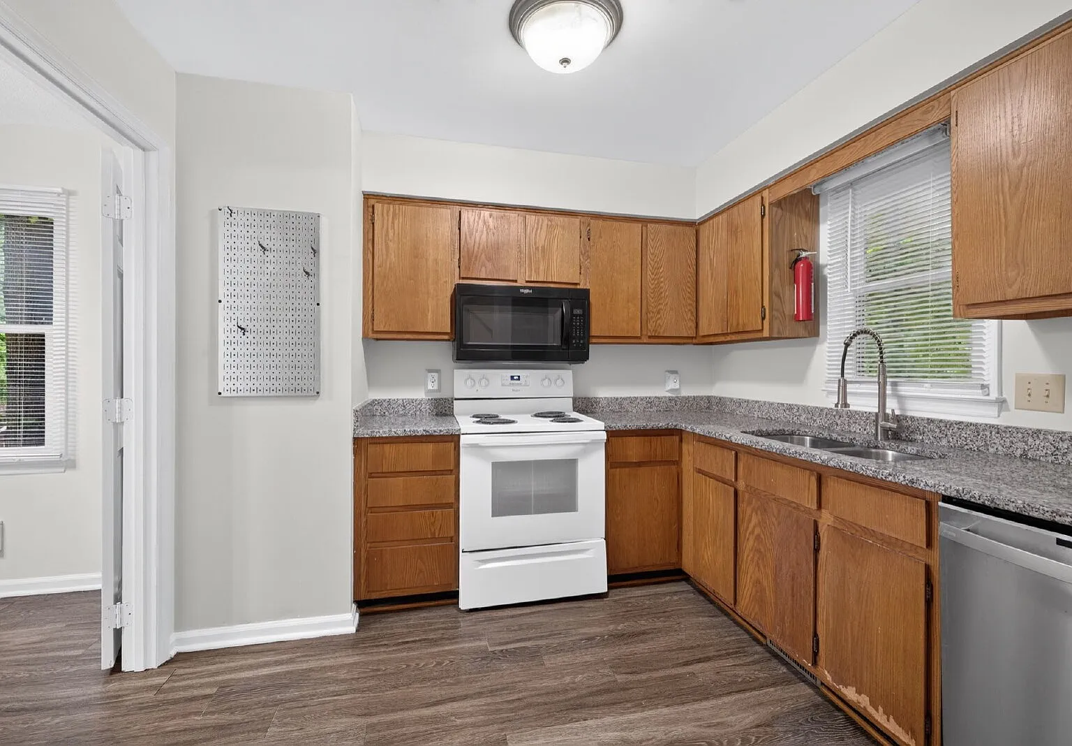3 bed, 2.5 bath, 1273 sqft, $1,600 — Photo 4