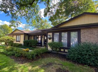 1460 Estate Ln, Glenview, IL 60025