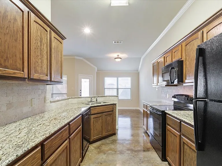 621 Monticello Cir — Photo 15