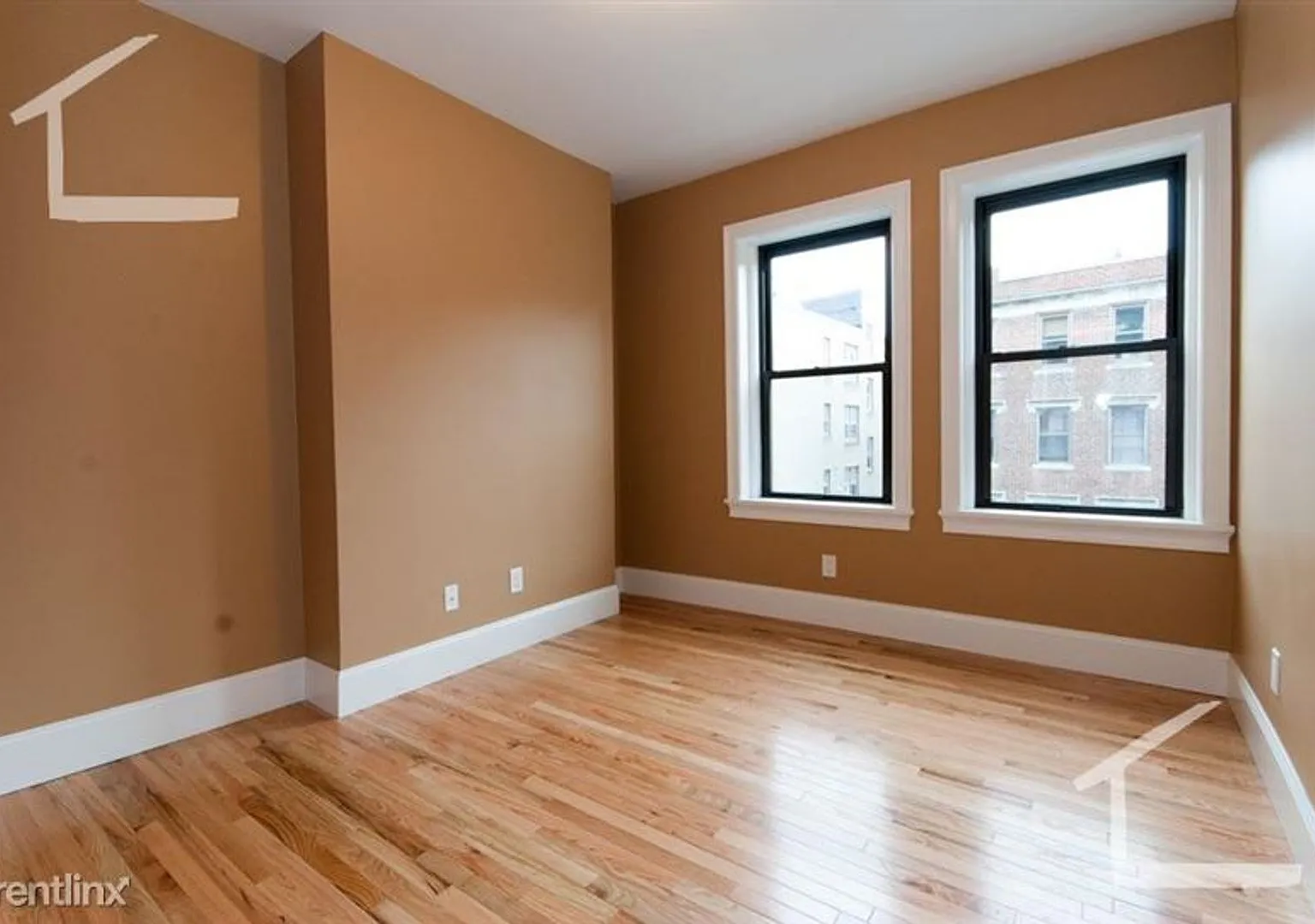 NO FEE Luxury Unit W/D in Unit! Near T, Private Deck, Outdoor Area w. Firepit — Photo 4