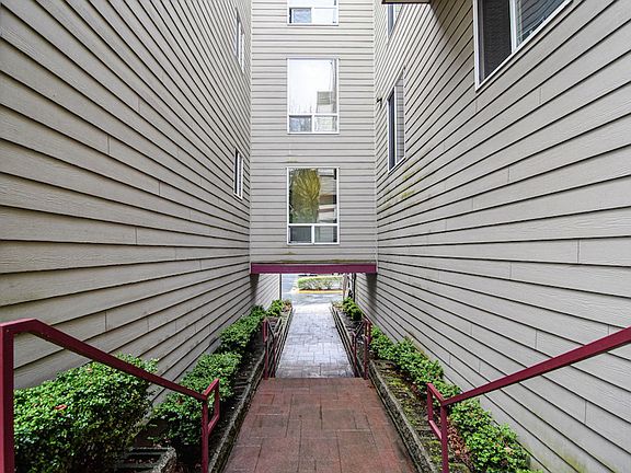 4th image of 18102 15th Ave NE #B106