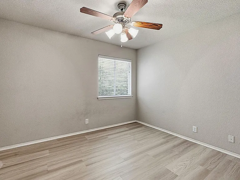 1918 Golden Arrow Ave — Photo 16
