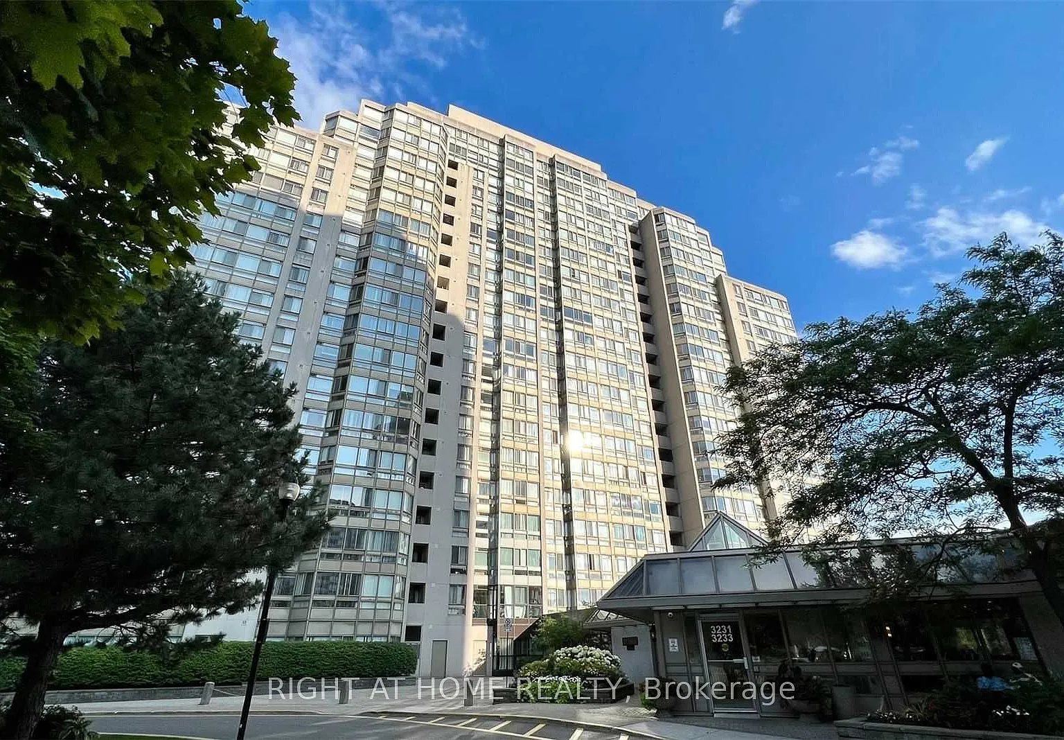 4 bed, $2,900 — Photo 2