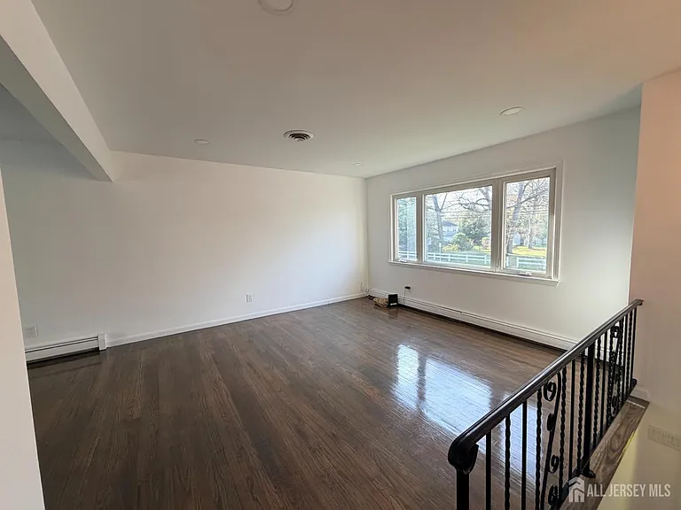 2460 Woodbridge Ave — Photo 5