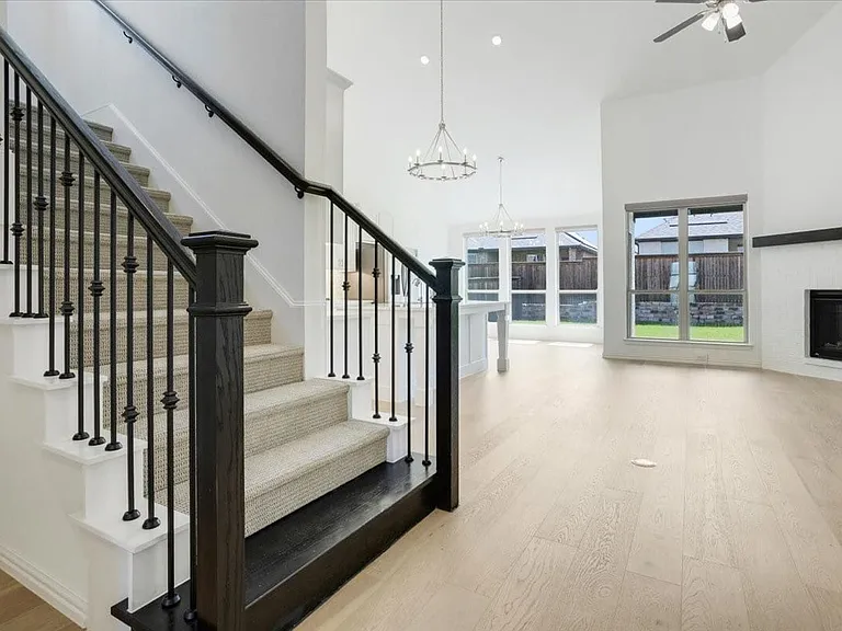 Beautiful black open railing.