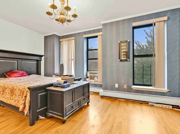 436 Putnam Avenue image 8 of 28