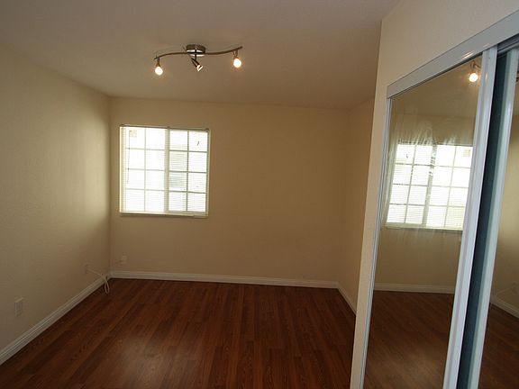 2nd image of 830 1/2 W Mission Bay Dr