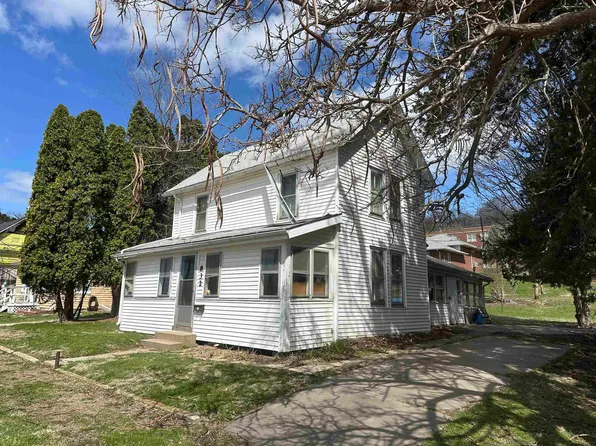 832 Bowen St, Savanna, IL 61074