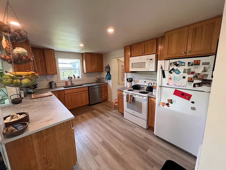 1049 E St — Photo 8
