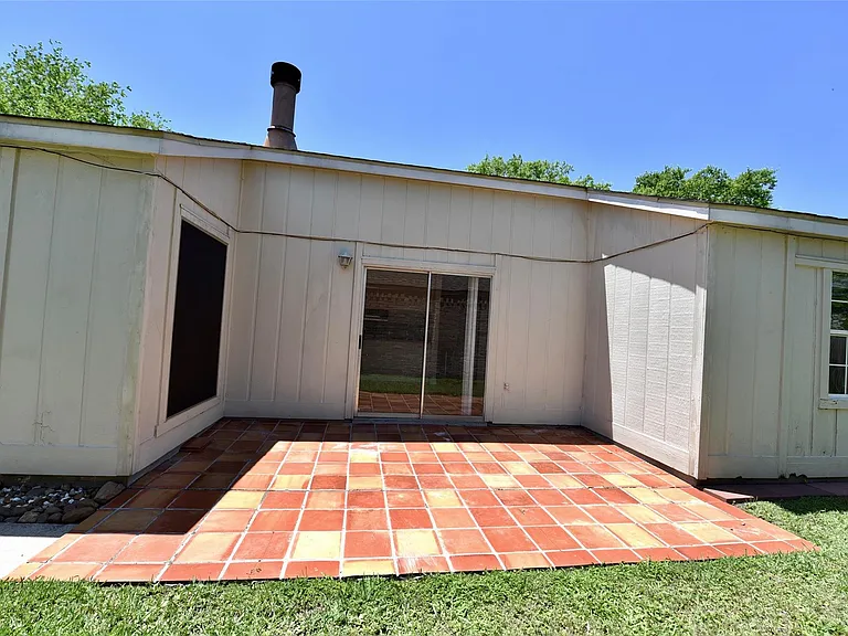 16222 Queensdale Dr — Photo 6