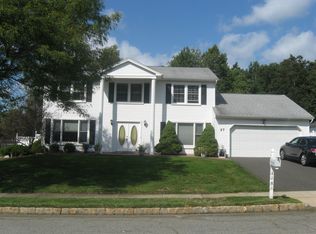 27 Heathrow Ln, Old Bridge, NJ 08857