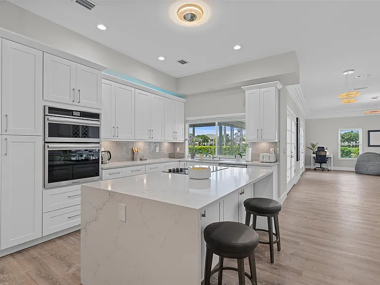 9010 Gardens Glen Cir — Photo 23