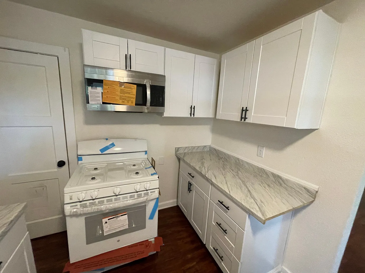 1 bed, 800 sqft, $1,350 — Photo 3