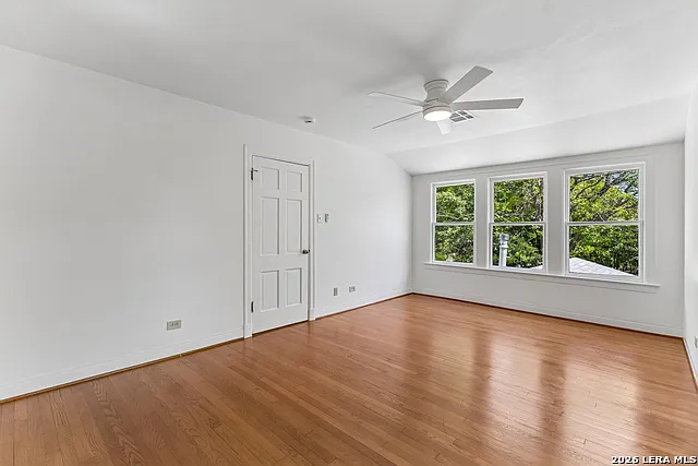 120 Lamont Ave — Photo 44