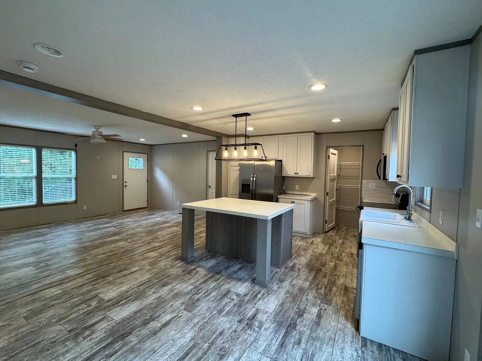 3 bed, 2.0 bath, 1568 sqft, $2,100 — Photo 3
