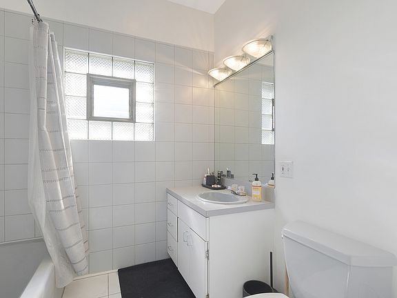 3rd image of 3212 N Kenmore Ave #2