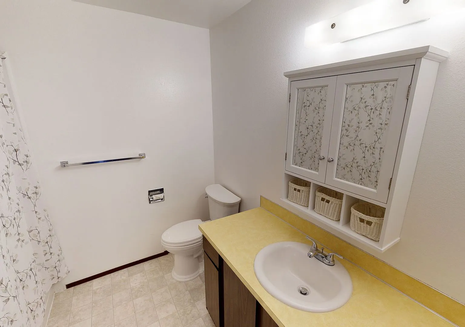 Manette Condo Available for Rent, Utilities & Off-Street Parking Included! Available Now! — Photo 4