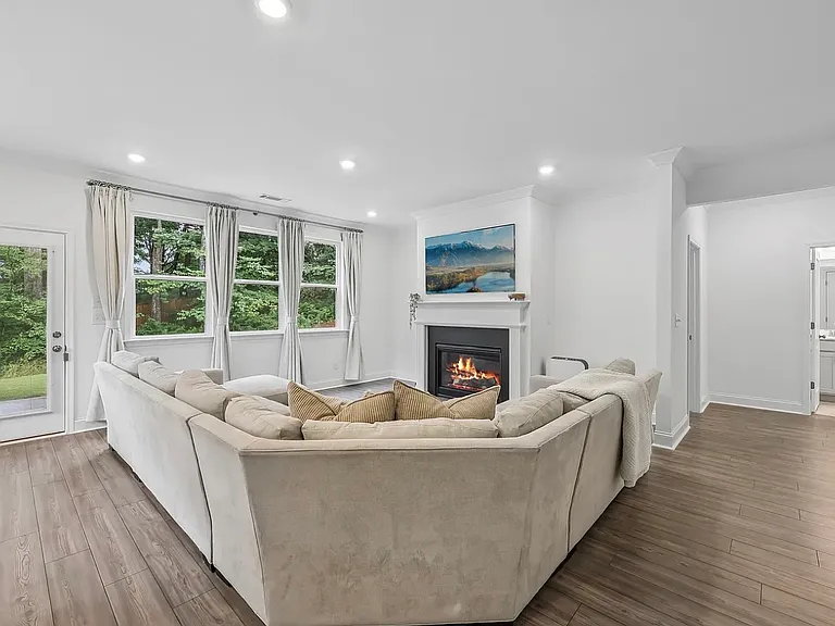 3453 Hillyard Dr — Photo 12