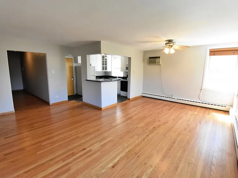 2429 W Farragut Ave #2A — Photo 3