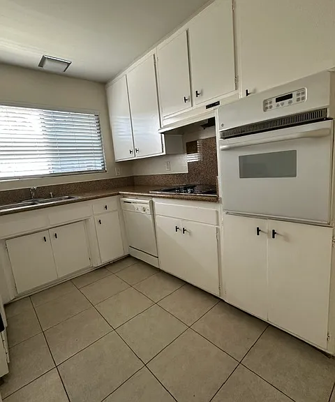 13101 Oxnard St #11 — Photo 2